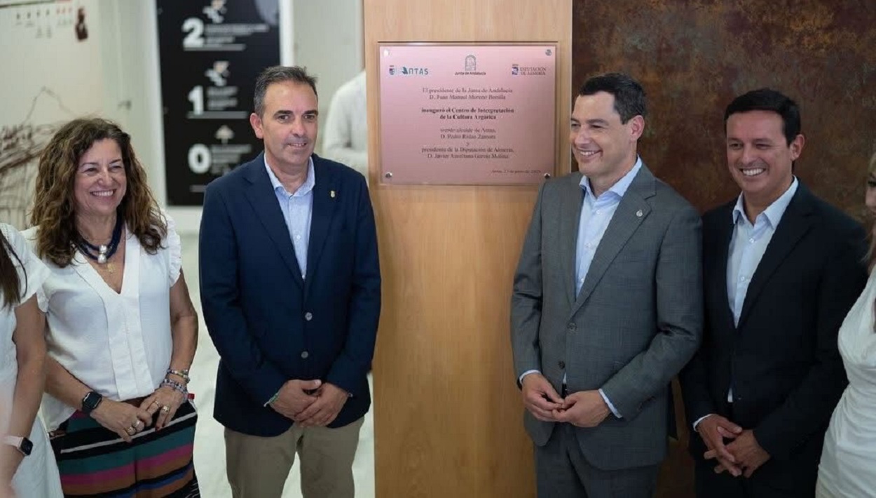 A la derecha de la placa, el presidente de la Junta de Andalucía, Juanma Moreno Bonilla, y el de la Diputación de Almería, Javier Aureliano García