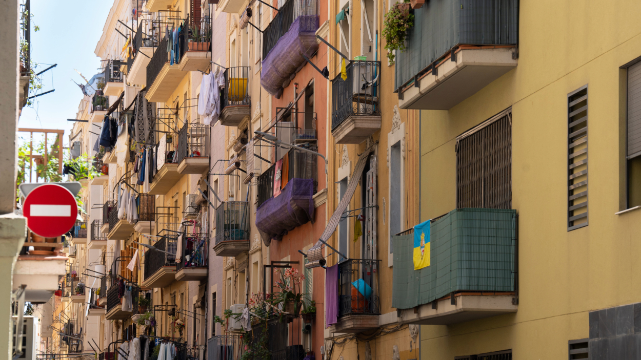 Fachada de un edificio de viviendas en Barcelona. David Zorrakino / EP