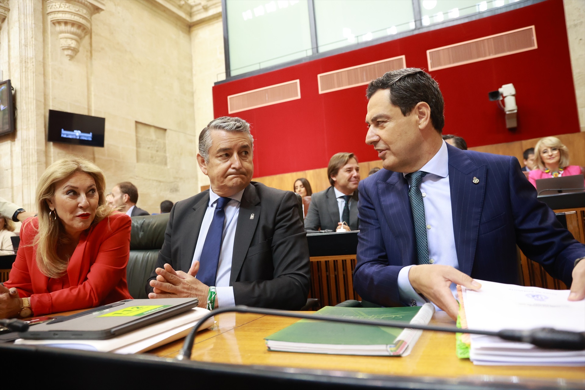 El presidente de la Junta, Juanma Moreno (d), junto al consejero de Sanidad, Presidencia y Emergencias, Antonio Sanz (c), y la consejera de Economía y portavoz del Gobierno andaluz, Carolina España / EP