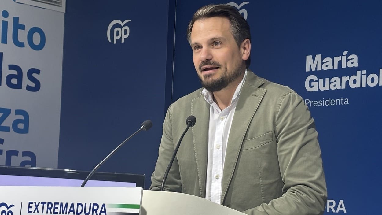 El secretario general del PP de Extremadura, Abel Bautista, ofrece una rueda de prensa. EP.
