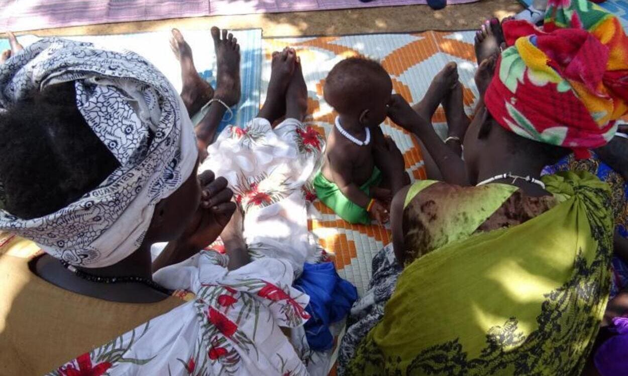 Dos madres y un niño en el campo de refugiados de Kule (Etiopía) © Fundación "la Caixa"