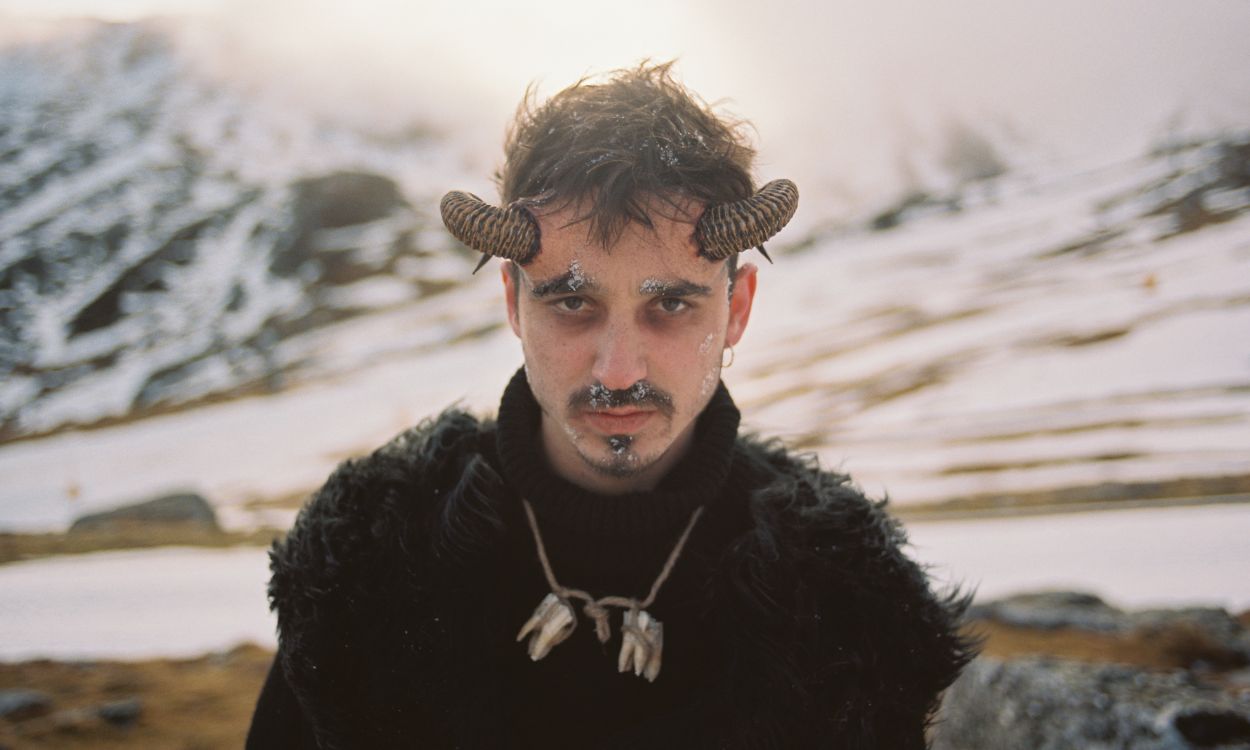 El artista bilbaino Vazkez durante el rodaje de Xirimiri y caracterizado como un Akerbeltz