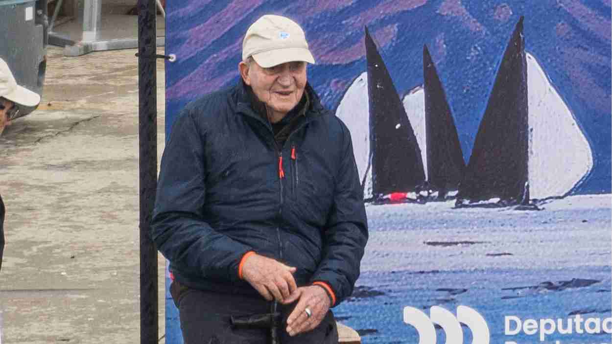 El Rey emérito Juan Carlos I durante las regatas de Sanxenxo. Europa Press