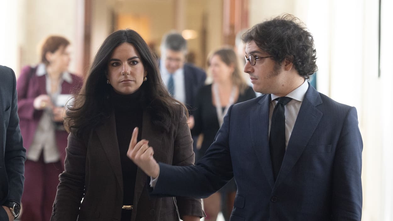 La portavoz de Vox en el Congreso, Pepa Millán, y diputado de Vox José María Figaredo, a su llegada a la Junta de Portavoces en el Congreso de los Diputados, a 11 de noviembre de 2025. EP.