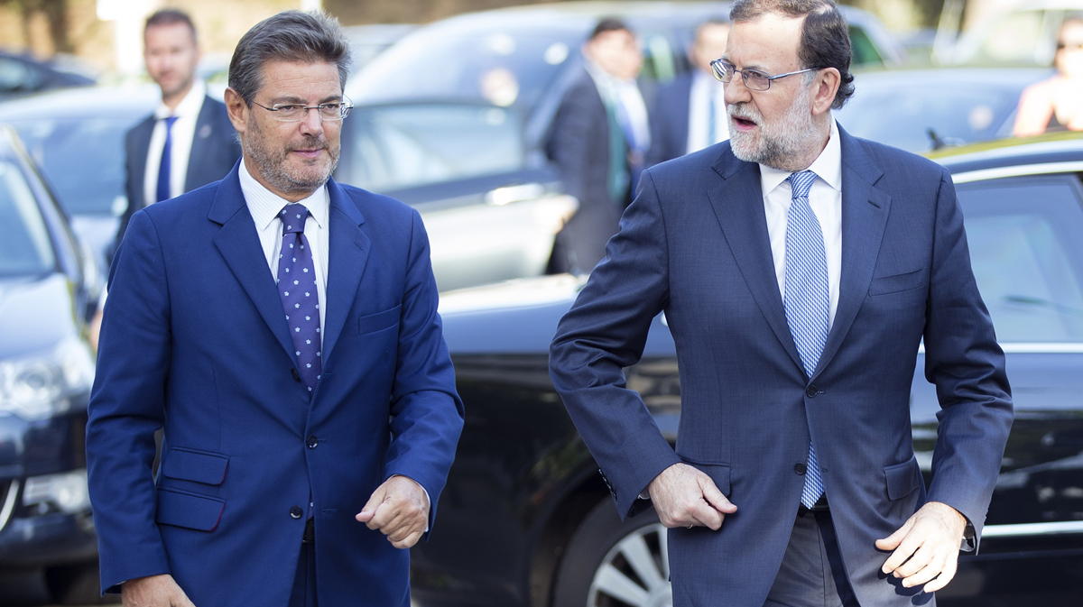 el ministro de justicia, Rafael Catalá, junto al presidente del Gobierno, Mariano Rajoy