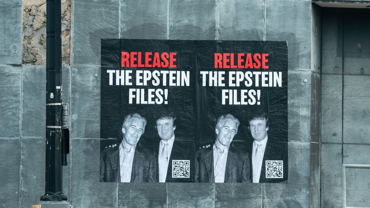 Póster en las calles de Washington reclamando los papeles de Epstein. EP.