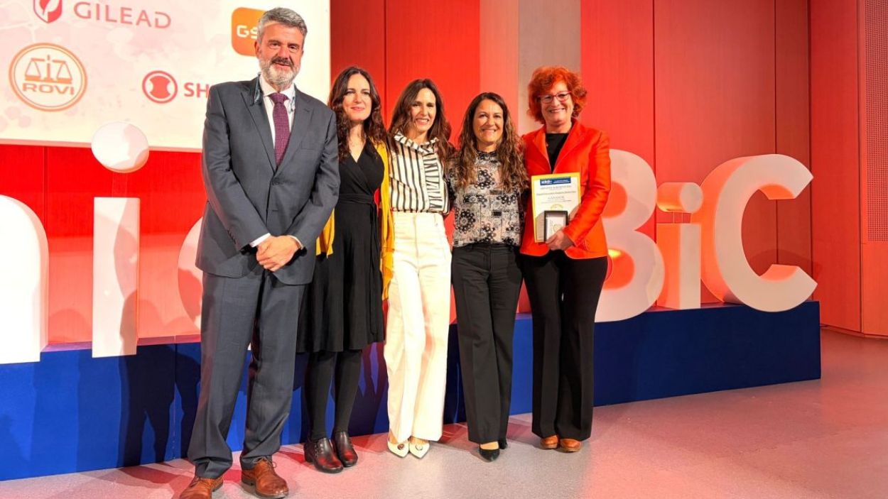 La doctora Cremades (segunda por la dcha), junto a los doctores Vázquez, Paniagua, Ortega y Gadea 