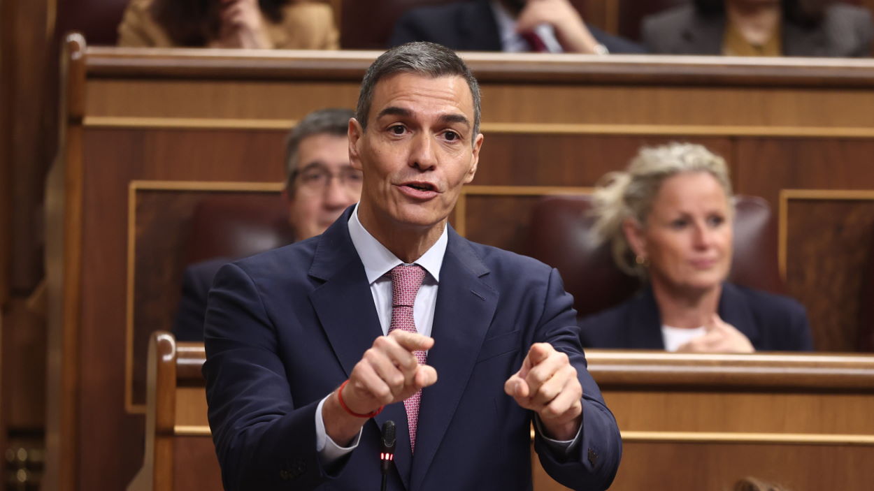 El presidente del Gobierno, Pedro Sánchez, devuelve las acusación de corrupción al líder de la oposición, Alberto Núñez Feijóo, durante la sesión de control celebrada en el Congreso de los Diputados. EP.