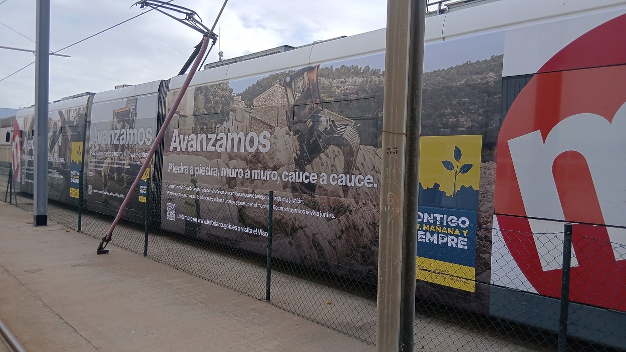 Imagen de un tranvía de Valencia con publicidad institucional. Fotografía cedida