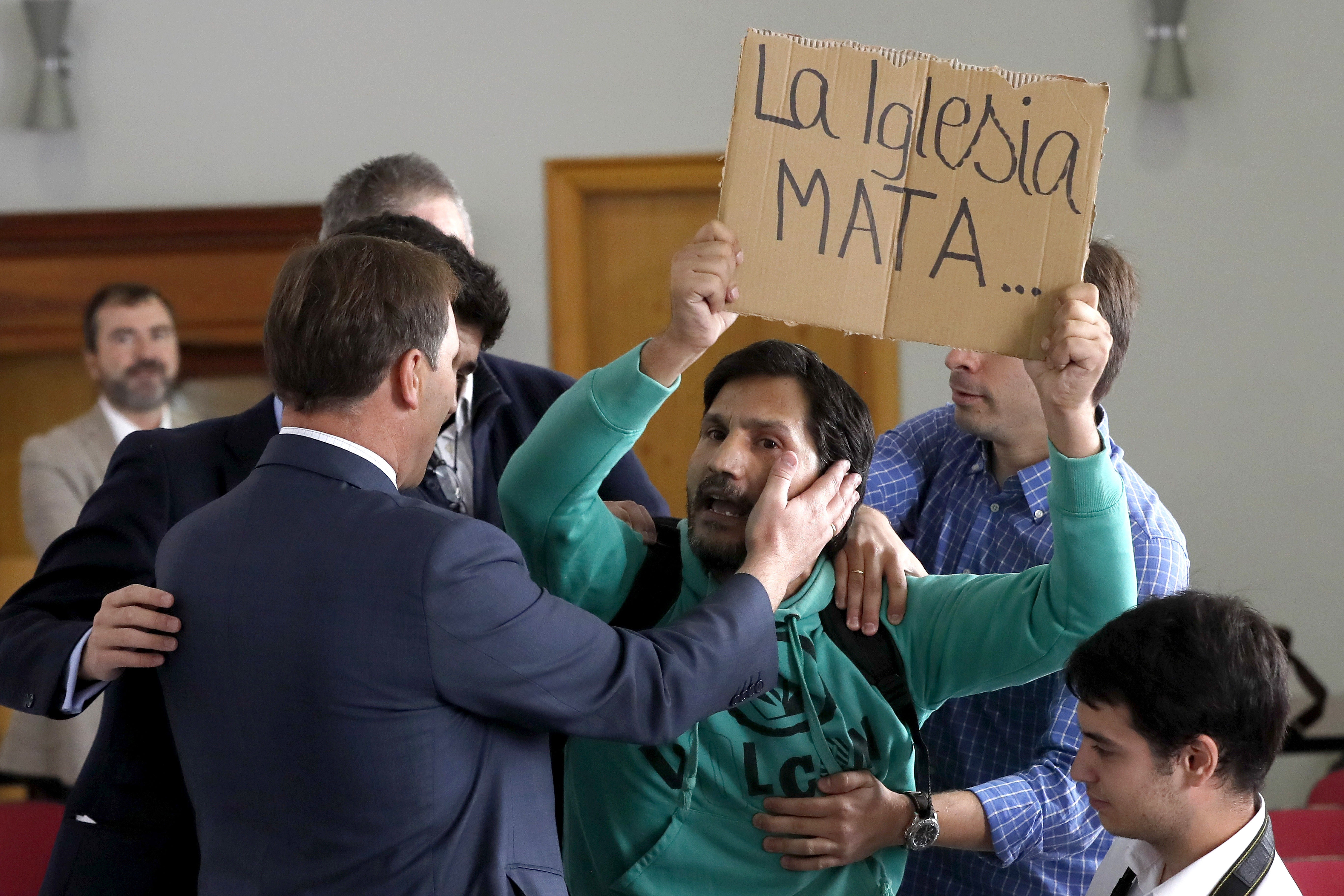 El activista Lagarder irrumpe en la rueda de prensa del arzobispo de Madrid, Carlos Osoro, al grito de "la Iglesia católica es el diablo en la tierra"