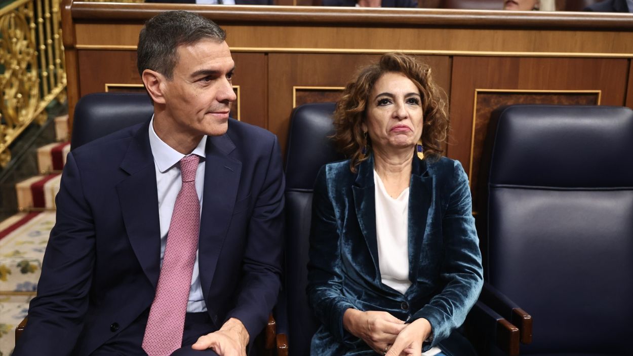 Sánchez y Montero en sus escaños del Congreso durante la sesión de control al Gobierno. EP