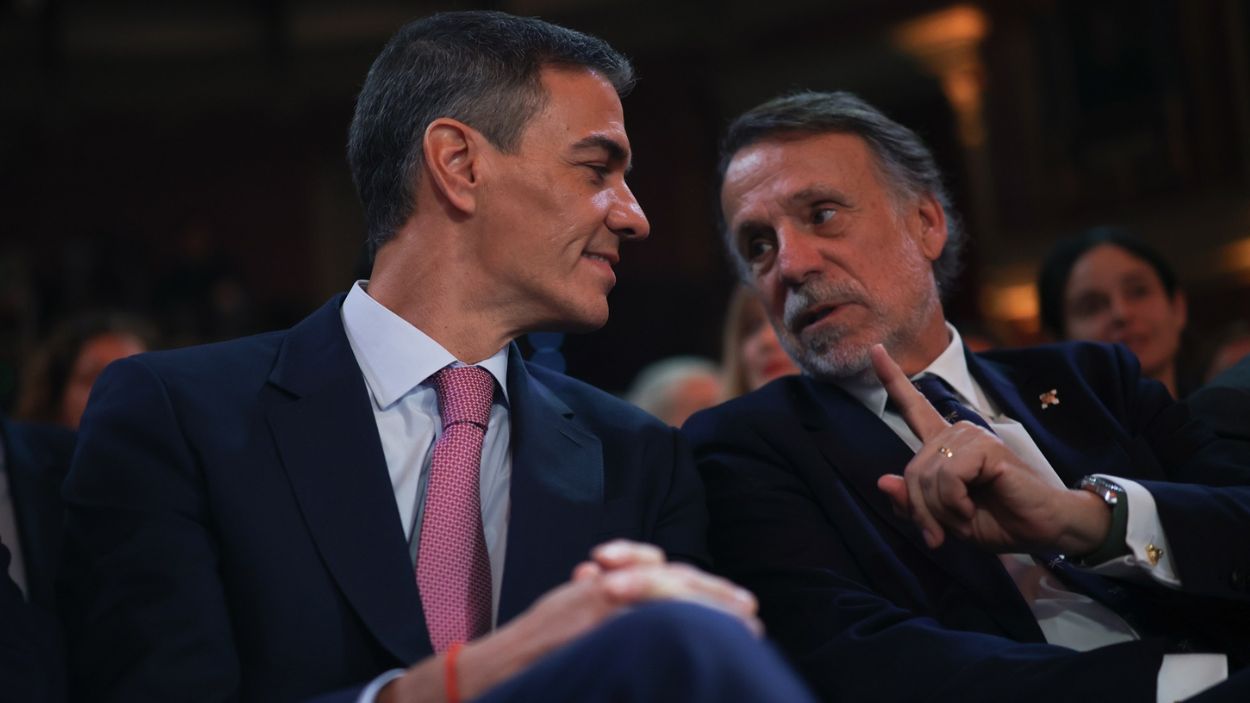El presidente del Gobierno, Pedro Sánchez, el presidente Grupo Atresmedia, José Creuheras, durante el foro Metafuturo 2025, en el Ateneo de Madrid. EP