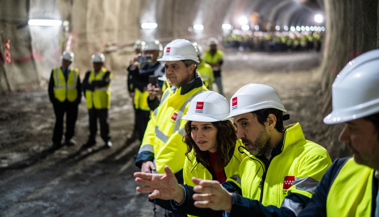 La presidenta de la Comunidad de Madrid, Isabel Díaz Ayuso, en unas obras de Metro