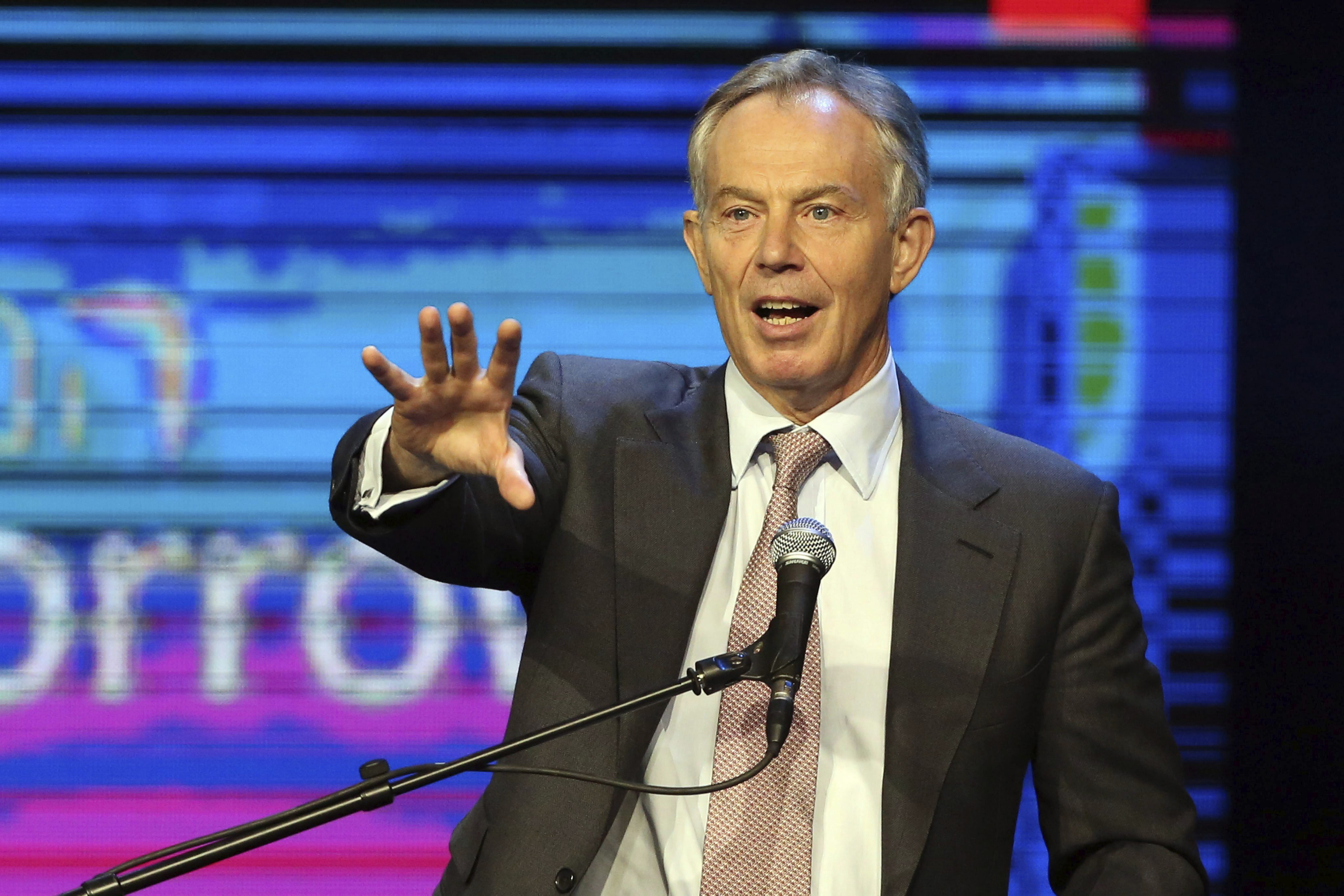 El ex primer ministro británico Tony Blair da un discurso en un acto. 