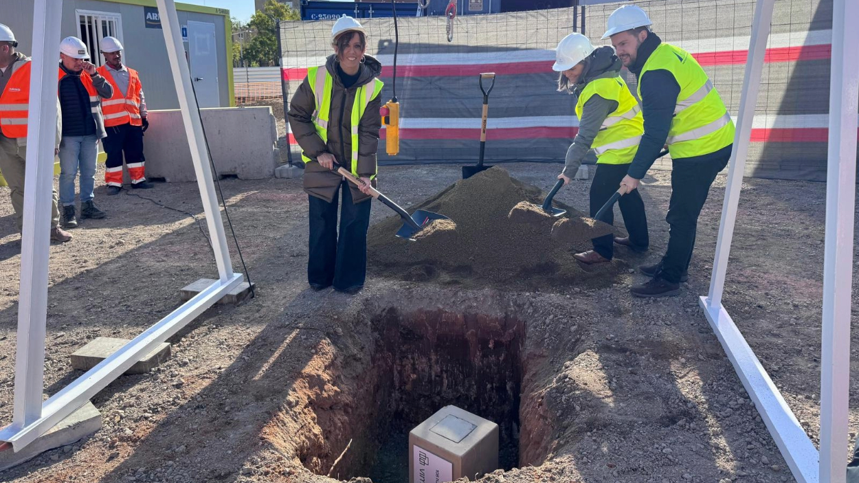 La alcaldesa de Sabadell, Marta Farrés, en el acto de colocación de la primera piedra de la promoción de 108 viviendas en el barrio de Can Gambús