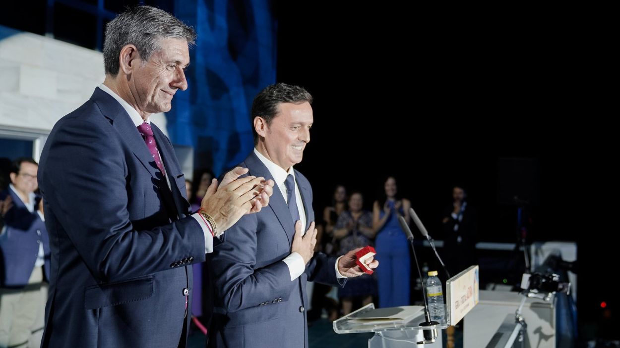 Javier Aureliano García dando el pregón en las fiestas de Adra