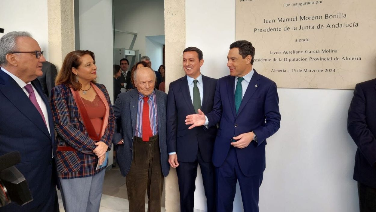 El presidente de la Diputación de Almería, Javier Aureliano García (2d) y el presidente de la Junta de Andalucía, Juan Manuel Moreno Bonilla.