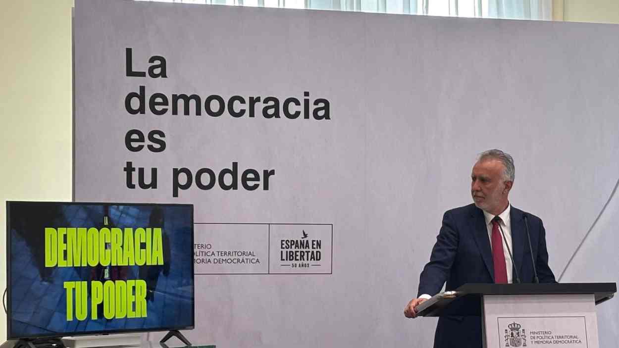 Ángel Víctor Torres presentando los actos por los 50 años de democracia. EP