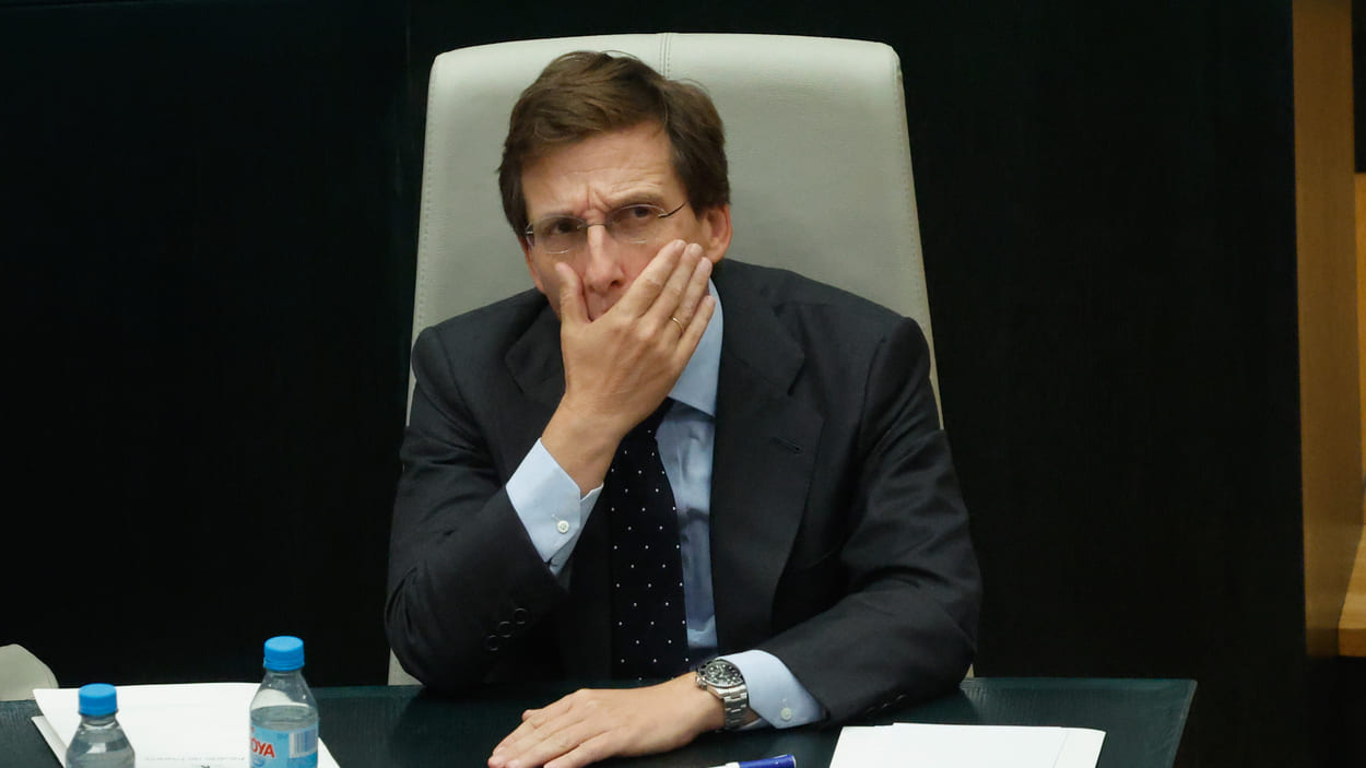El alcalde de Madrid, José Luis Martínez-Almeida, durante un pleno extraordinario del Ayuntamiento de Madrid. EP.