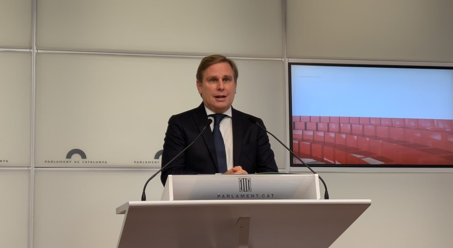 El portavoz de Vox en el Parlament, Joan Garriga, en una rueda de prensa. EP