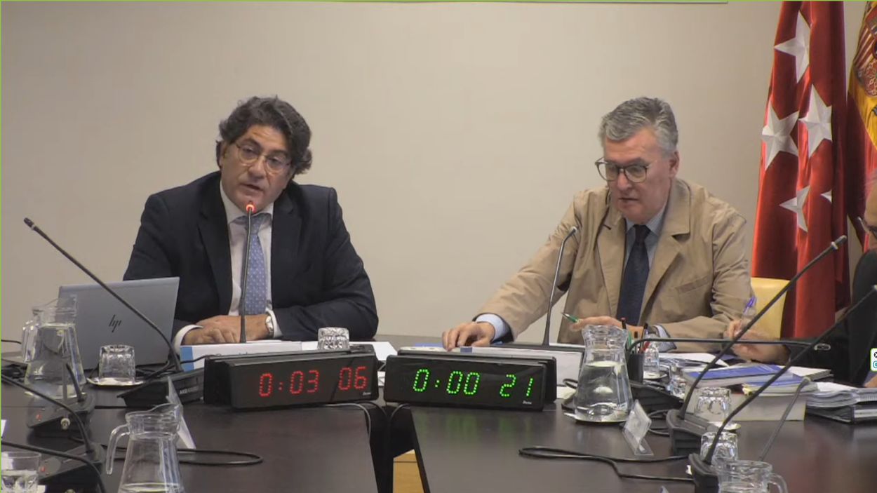 El concejal del PP David Pérez durante la Comisión Permanente ordinaria de Vicealcaldía, Portavoz, Seguridad y Emergencias del Ayuntamiento de Madrid. EP.