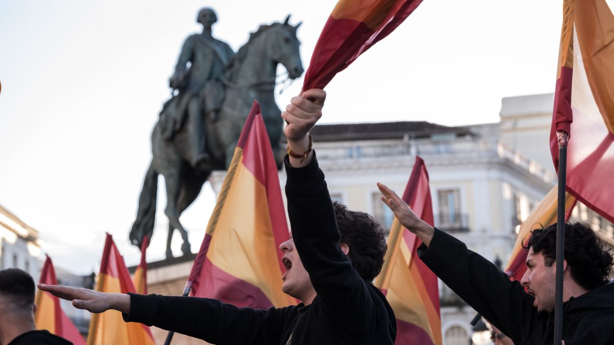 Varias personas hacen el saludo fascista durante una manifestación convocada por la Falange en el centro de Madrid. EP.