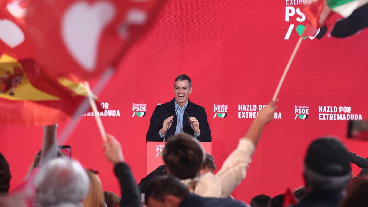El secretario general del PSOE y presidente del Gobierno, Pedro Sánchez, interviene durante el primer acto de la precampaña extremeña. EP.