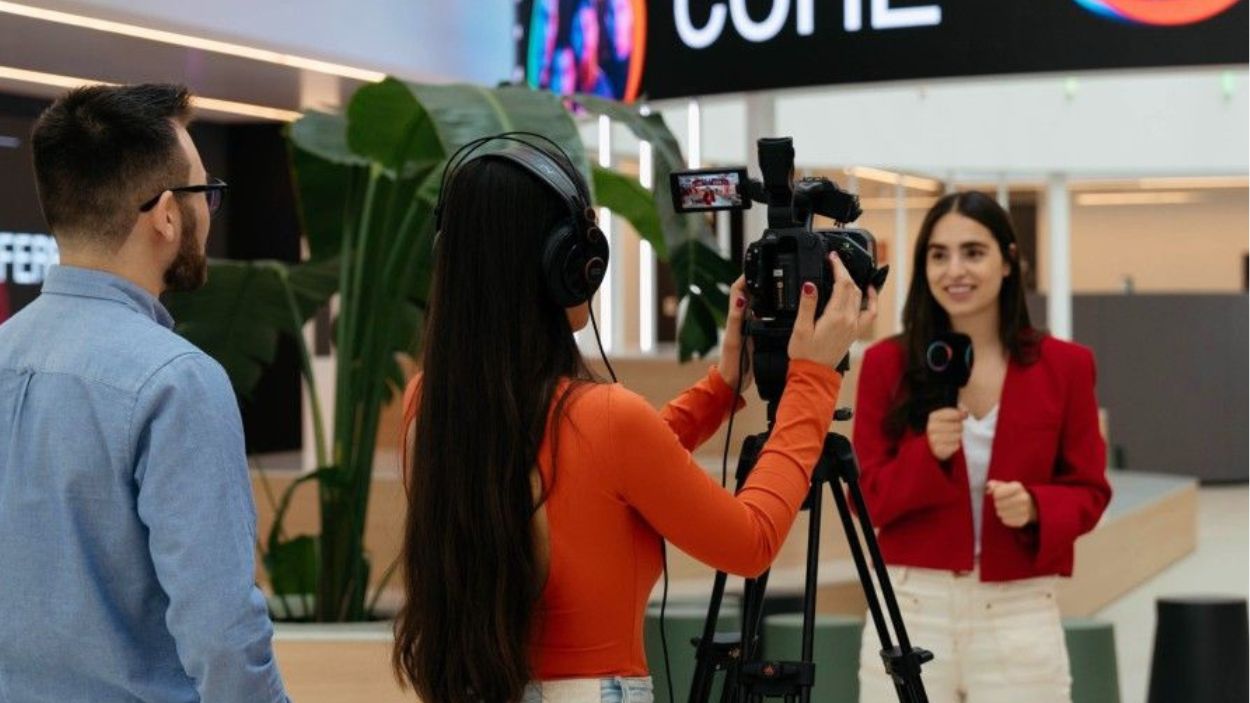 Unos empleados televisivos realizan una grabación