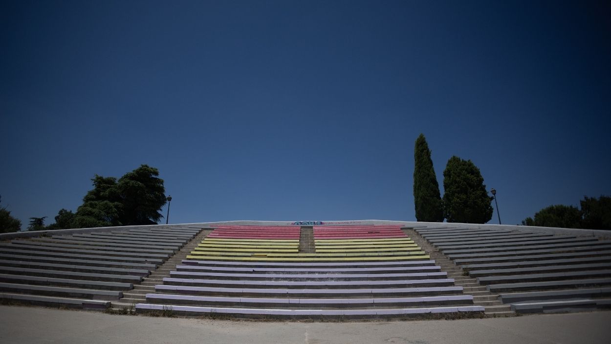 La bandera republicana pintada en el graderío del Parque de Las Cruces. EP.