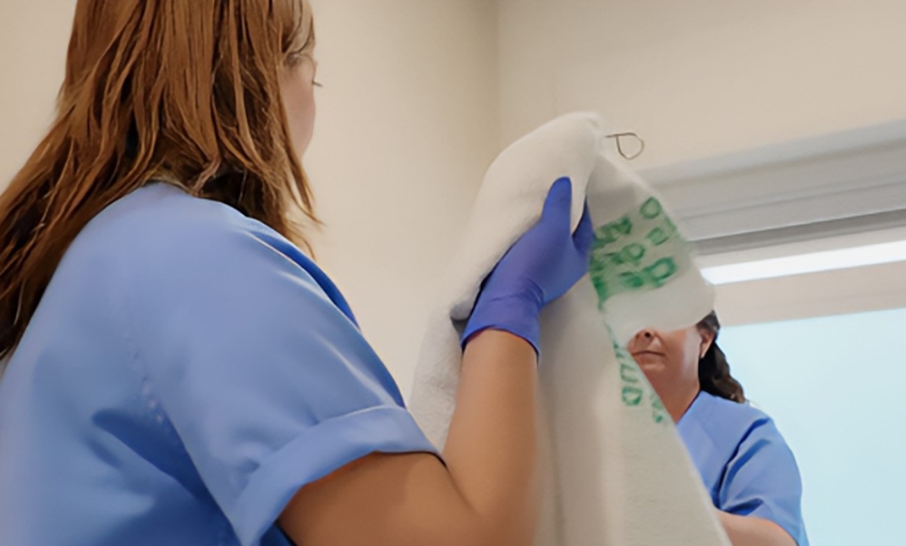 Imagen de archivo de Personal Técnico de Cuidados Auxiliares de Enfermería (TCAE) del Hospital Virgen Macarena de Sevilla (Foto: Hospital Virgen Macarena)