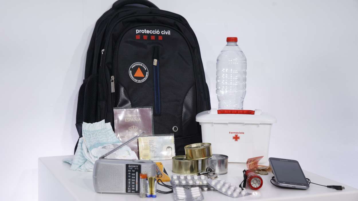 Catalunya presenta la campaña para promover que la ciudadanía tenga un kit de emergencias en casa. EP