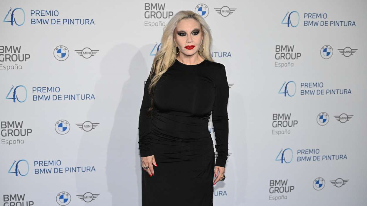 La cantante Alaska asiste a unos premios de pintura. EP