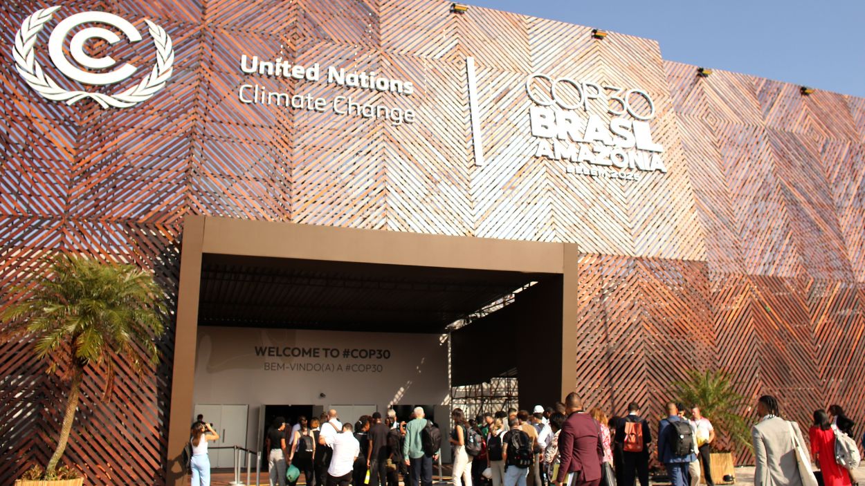 Personas entrando en el edificio principal de la COP30 en Belém, Brasil. EP.