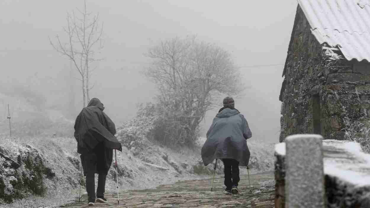 La llegada de la masa de aire ártico a Galicia provoca nevadas en Lugo. EP
