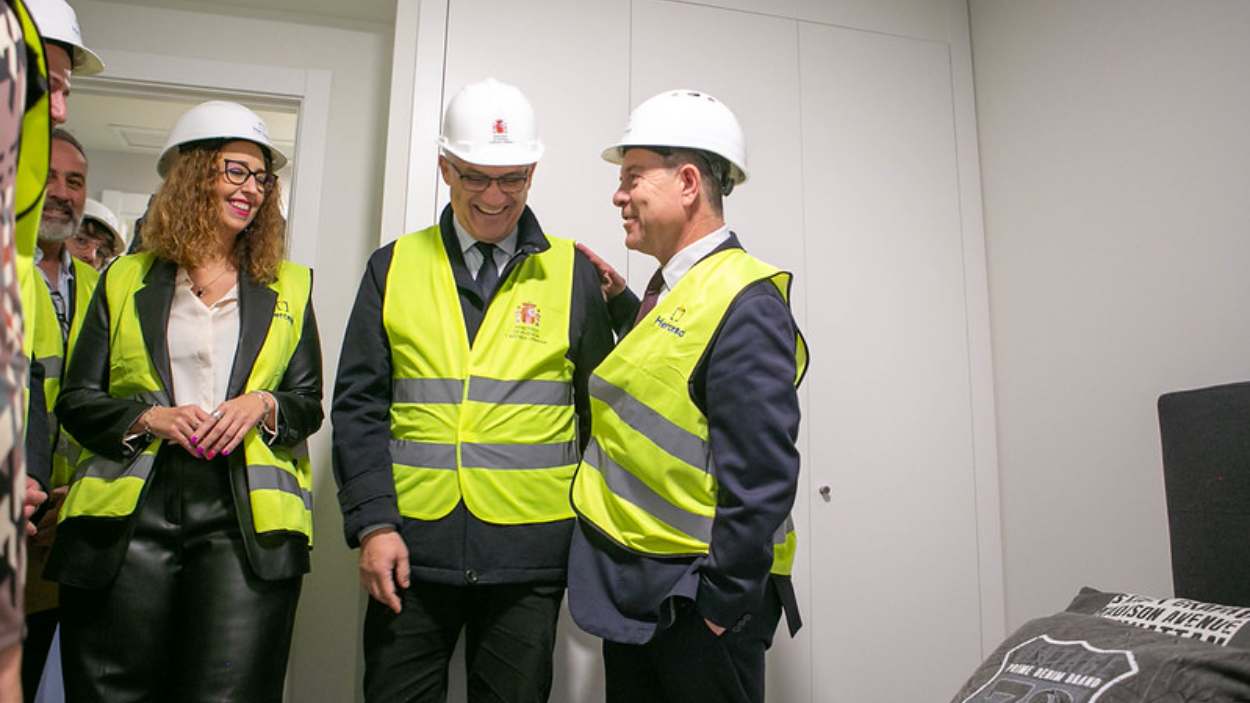 El presidente de Castilla-La Mancha visita las 156 viviendas públicas construidas en Guadalajara. JCCM.