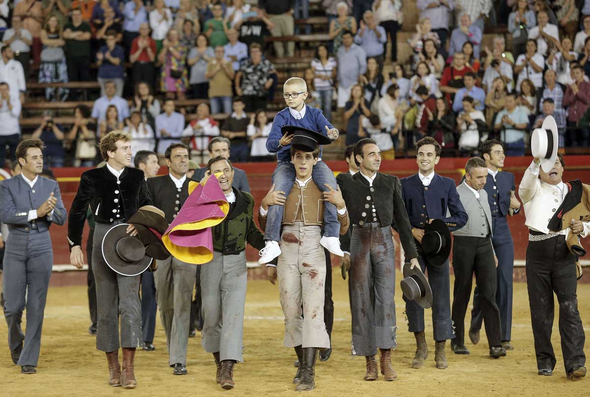 Adrián, llevado a hombros por los toreros que participaron en un festival benéfico celebrado en la Plaza de toros de Valencia a favor de los niños con cáncer.