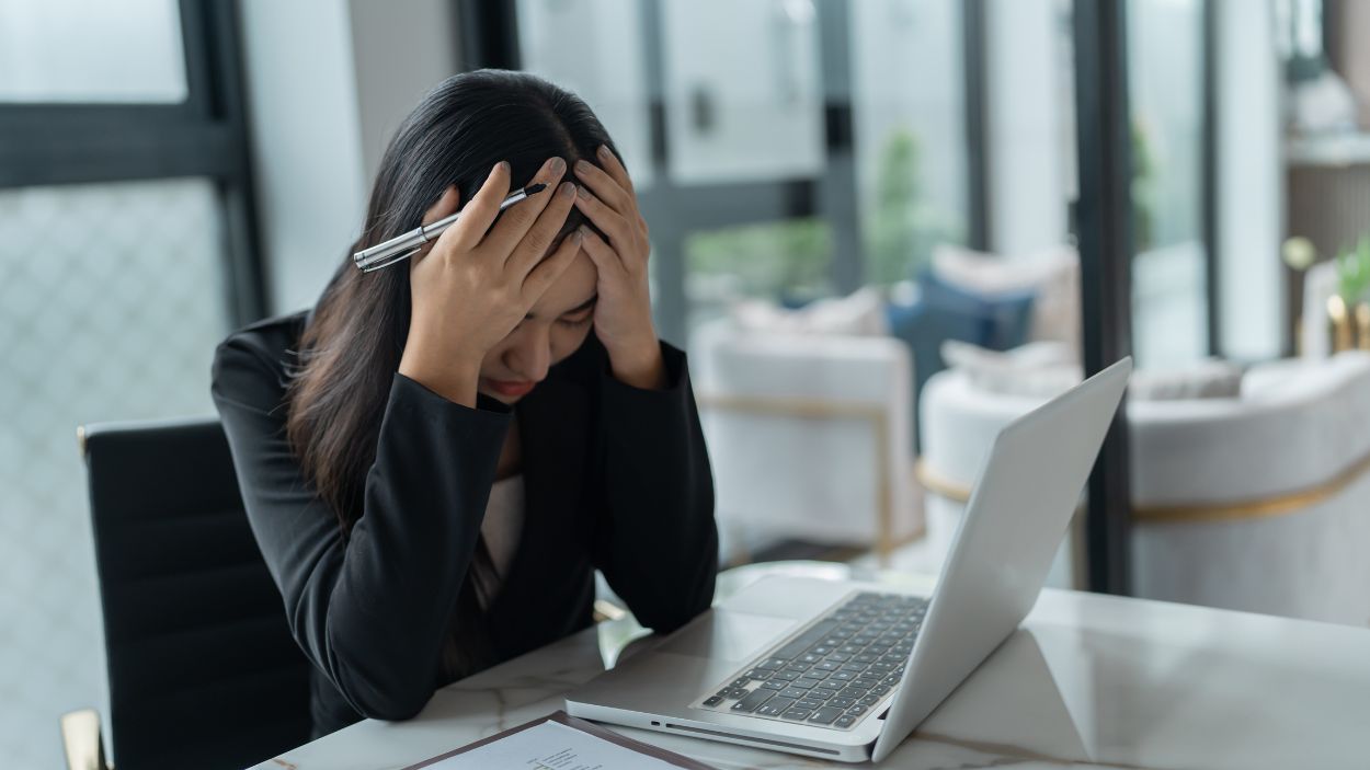 En empresas con horarios rígidos, las diferencias entre el tiempo biológico y el tiempo laboral generan ciclos constantes de cansancio