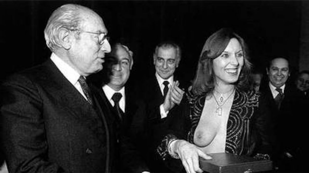 Fotografía de Susana Estrada y Tierno Galván en la entrega de los Premios Populares Pueblo en 1978. Archivo.
