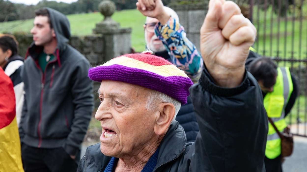Un hombre con un gorro de los colores de la bandera republicana durante la XIX concentración frente al Valle de Cuelgamuros. EP.
