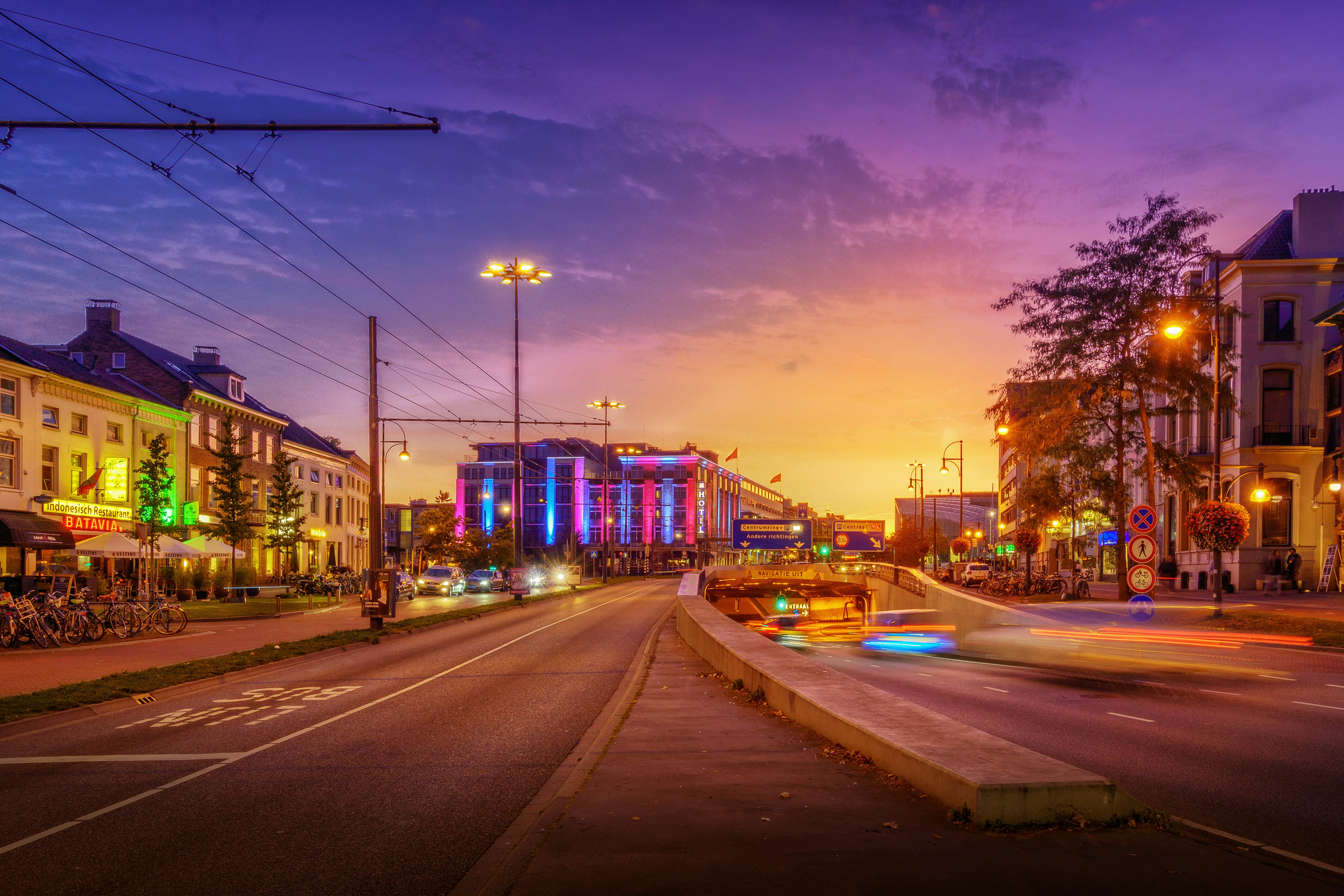 Países Bajos, con el icónico edificio Bata visible en el centro, iluminado con luces de neón / UNSPLASH