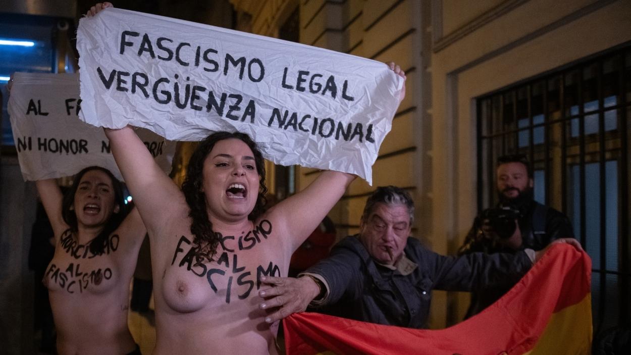 Dos activistas de Femen Spain se manifiestan en un acto franquista en la parroquia de los Doce Apóstoles, a 20 de noviembre de 2025