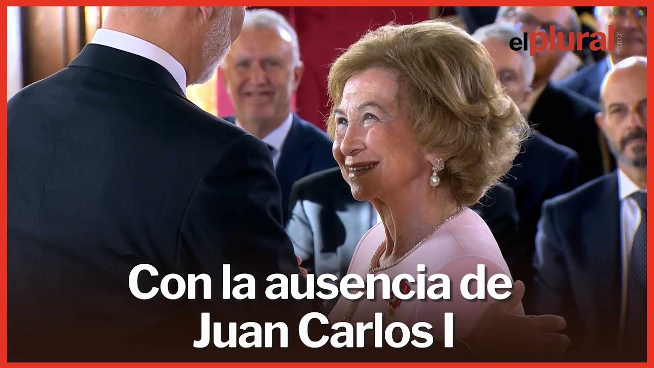 El Rey Felipe VI impone el collar del Toisón de Oro a su madre la Reina Emérita