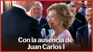 El Rey Felipe VI impone el collar del Toisón de Oro a su madre la Reina Emérita