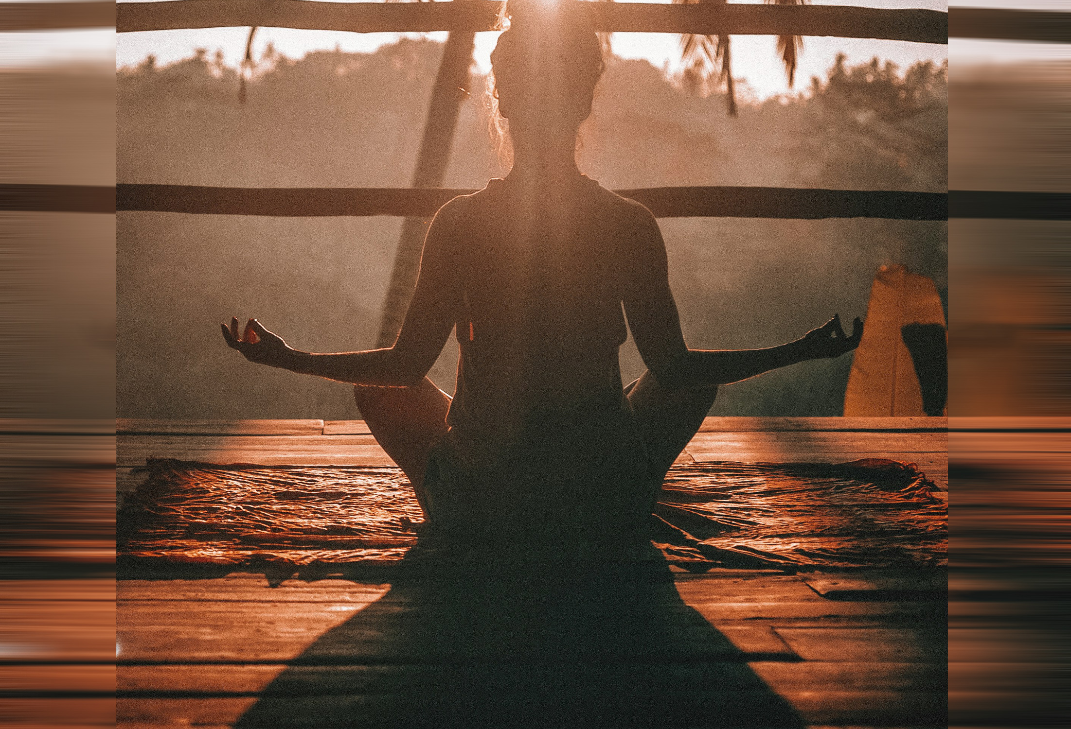 Mujer medita con una postura de yoga