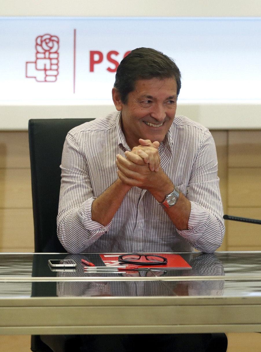 El presidente de la Comisión Gestora del PSOE, Javier Fernández, durante la reunión mantenida con los demás miembros de la Comisión ayer en la sede del partido. 