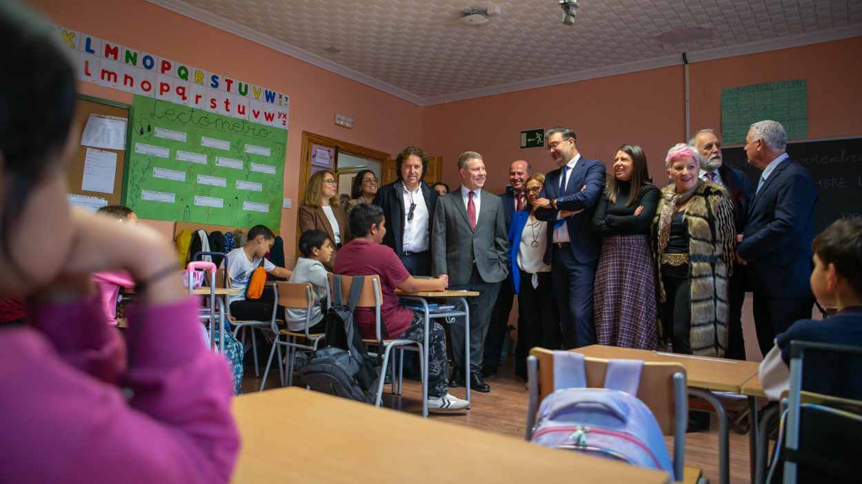 El presidente de Castilla-La Mancha, Emiliano García-Page, durante una visita a un colegio. JCCM.