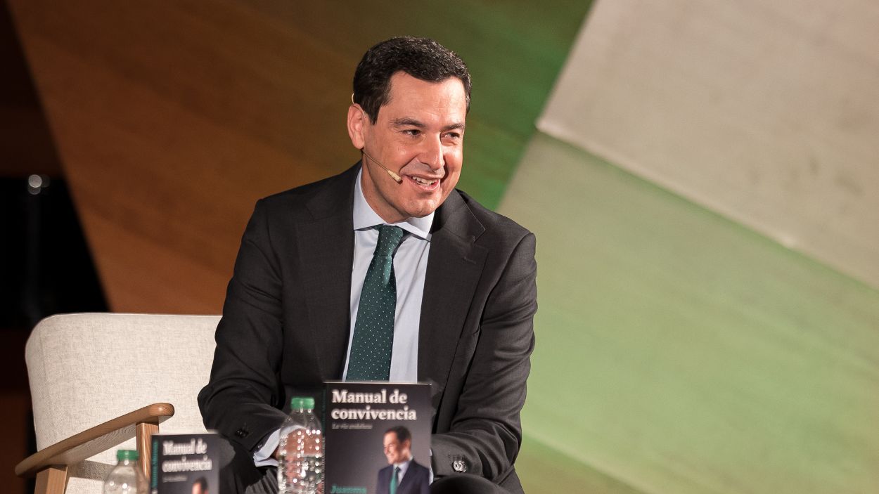 El presidente de la Junta de Andalucía, Juan Manuel Moreno Bonilla, presenta su libro 'Manual de convivencia. La vía andaluza'. EP.