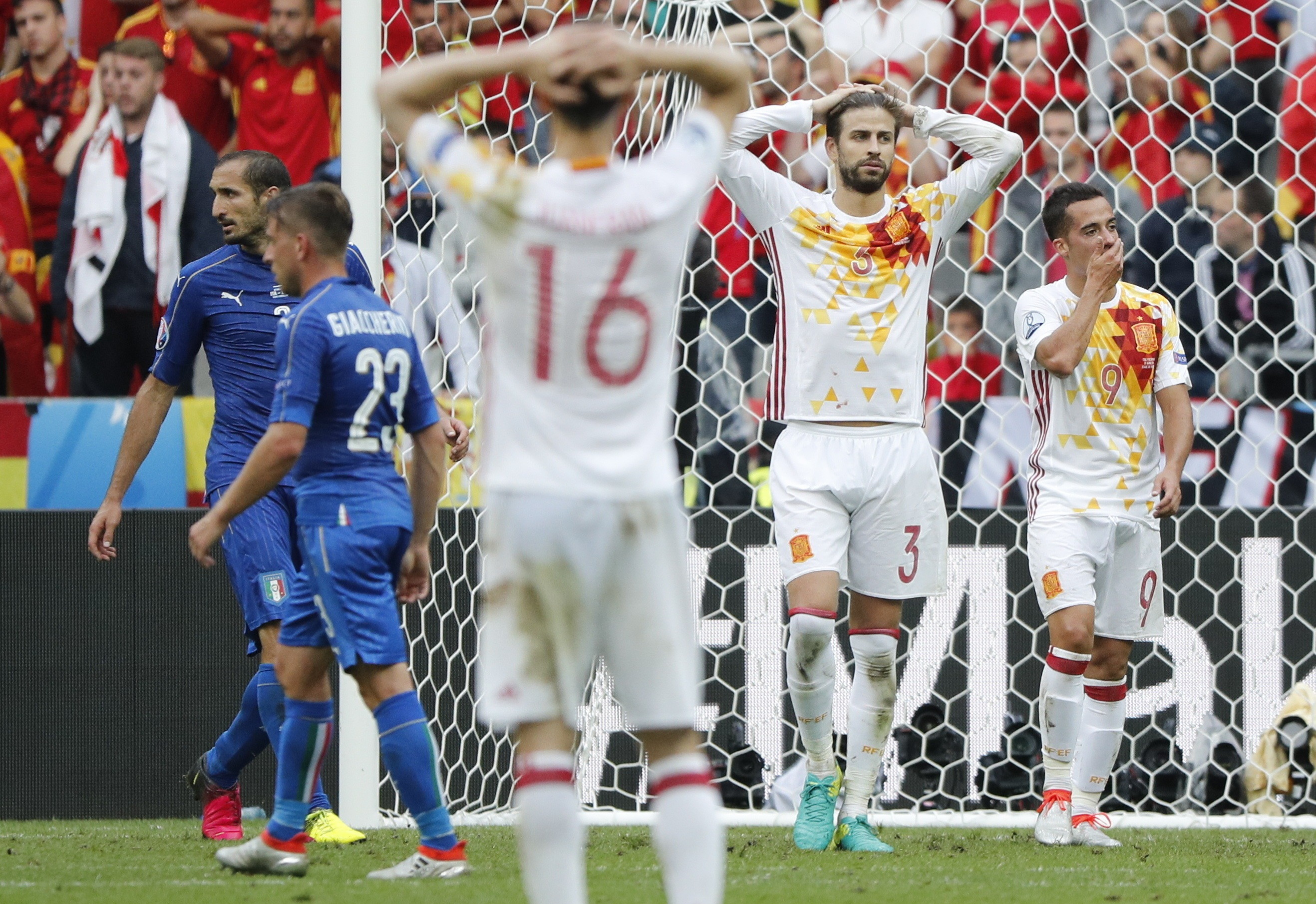 Los jugadores de España Gerard Piqué (2d) y Lucas Vázquez (d) y los de Italia Giorgio Chiellini (i) y Emanuele Giaccherini durante el partido Italia-España de octavos de final de la Eurocopa de Fútbol de Francia 2016. 