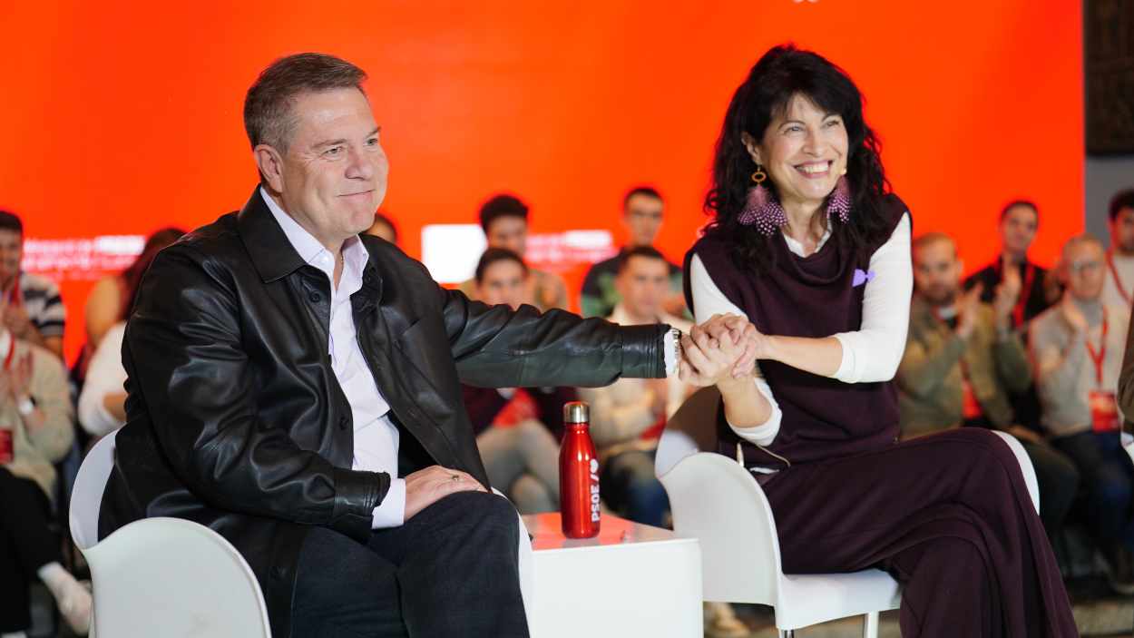 El presidente de Castilla-La Mancha y secretario general del PSOE en su región, Emiliano García-Page, junto a la ministra de Igualdad, Ana Redondo, en un acto en Salamanca. EP.