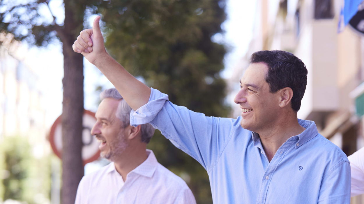 El presidente de la Junta de Andalucía, Juan Manuel Moreno Bonilla, acompañado por su exconsejero de Hacienda y actual vicesecretario del PP nacional, Juan Bravo. EP.